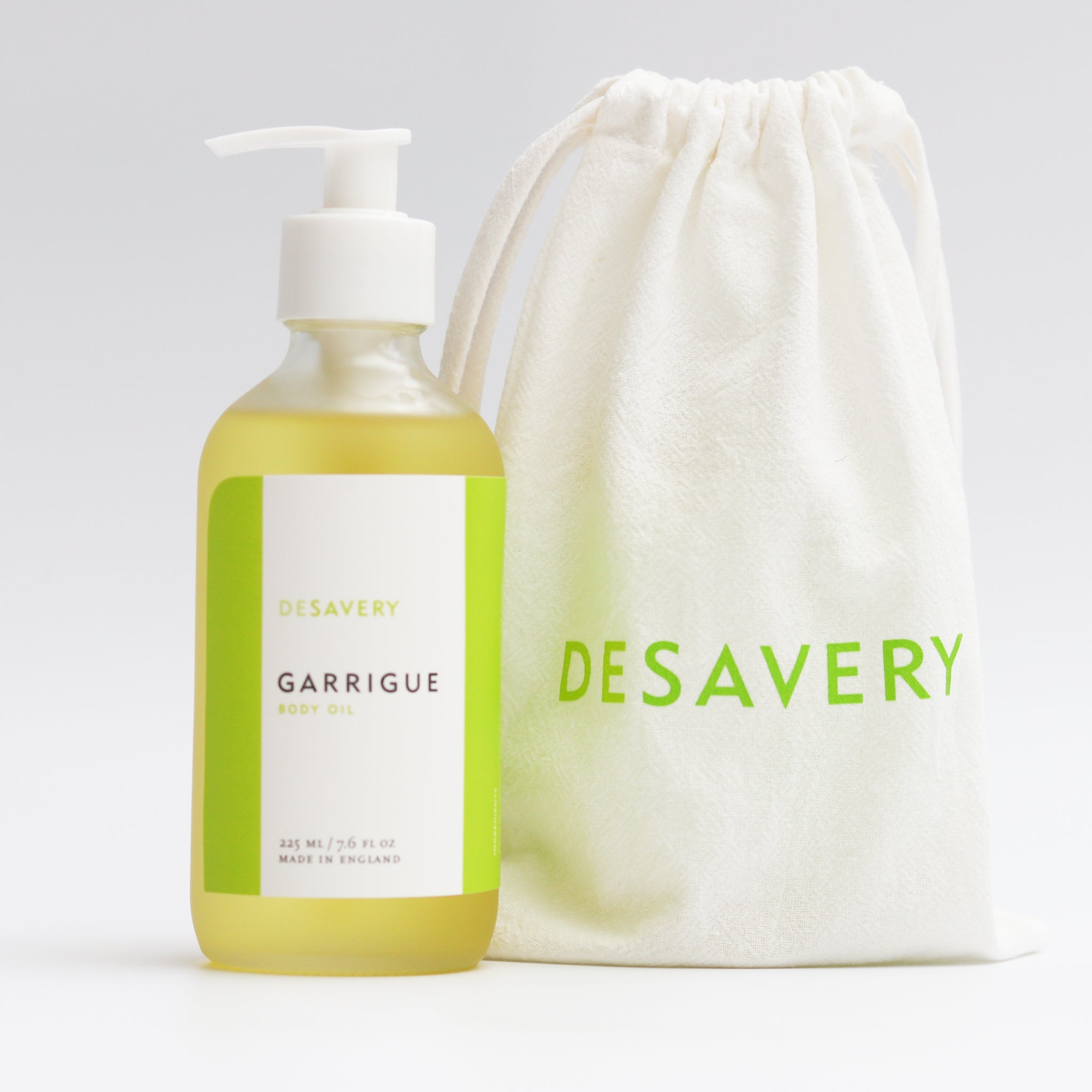 Large Desavery Garrigue Body oil. 225ml glass bottle with white treatment pump. The product comes in a drawstring cotton linen bag to keep the bottle clean and pristine. 